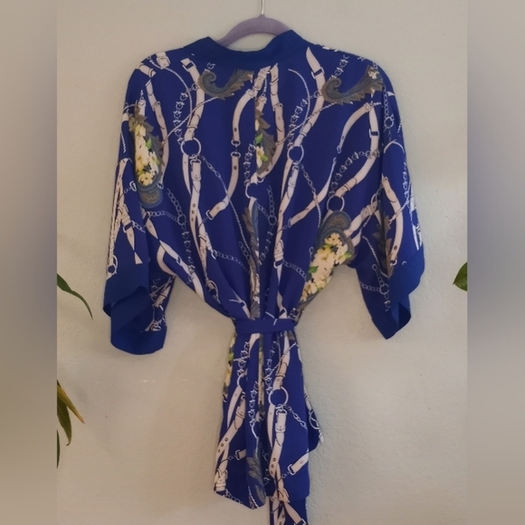 Soho New York and Company Floral Flowy Short Kimono with Chains and Belt Print - Picture 4 of 5